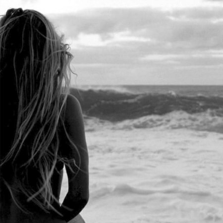 Девушка на море со спины