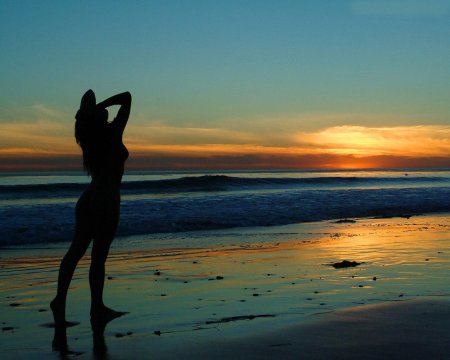 Девушка на закате у моря