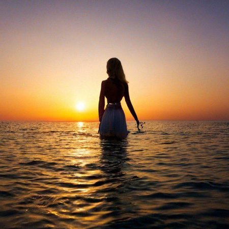 Девушка на берегу моря спиной