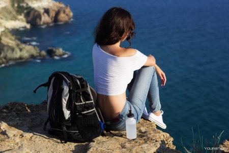 Девушка с рюкзаком