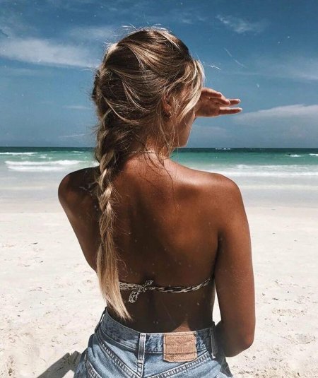 Девушка на пляже спиной