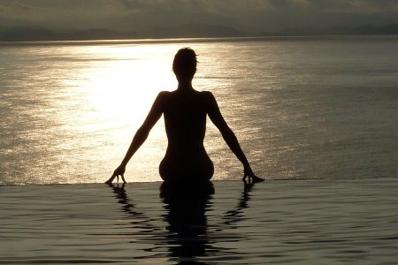 Женщина на море