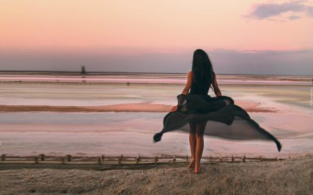 Брюнетка со спины