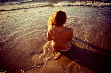 Девушка на море со спины