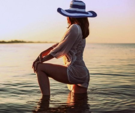 Девушка в шляпе