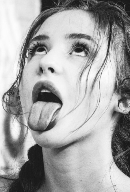 Девушка открывает рот