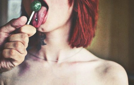 Девушка и Чупа Чупс