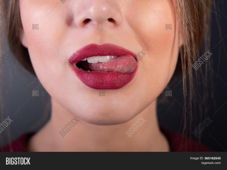 Открытый женский рот