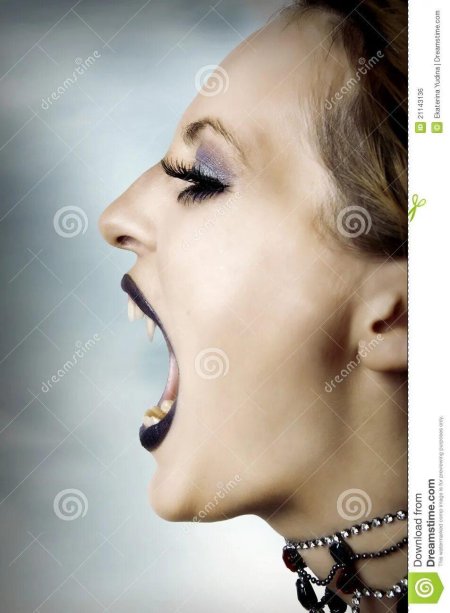 Женщина с открытым ртом в профиль