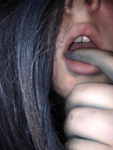 Девушка с языком