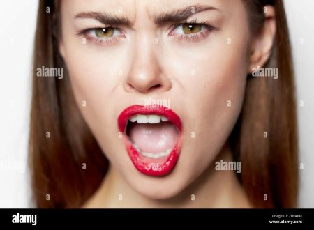 Женщина с открытым ртом