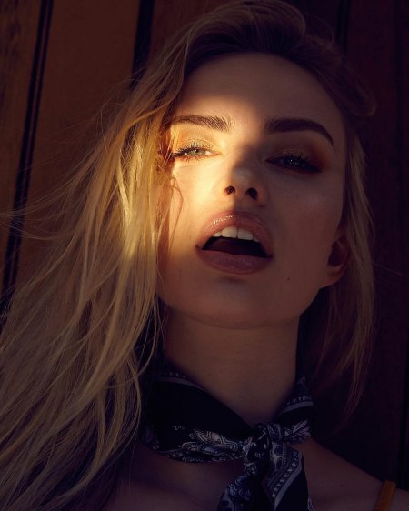 Девушка с приоткрытым ртом