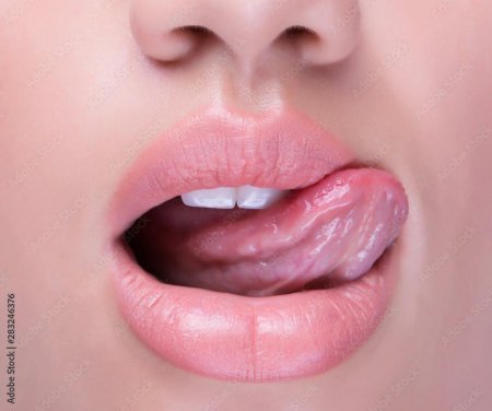 Облизывает губы