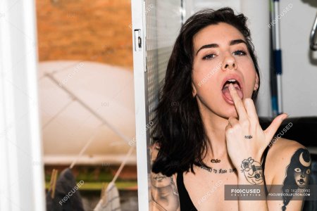 Женщины показывают средний палец с открытым ртом