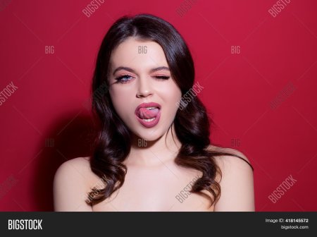 Девушка с губами