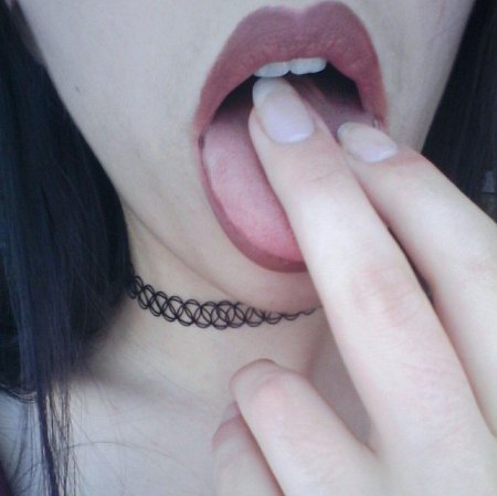 Девушка с языком