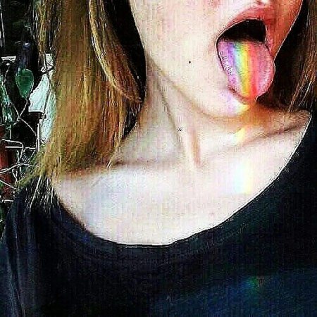 Девушка с языком