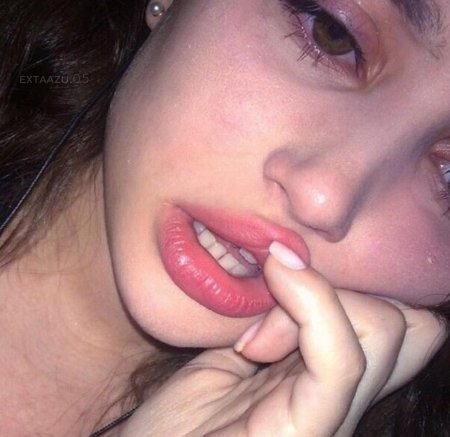 Открытый рот девушки домашнее