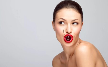 Девушка с черешней