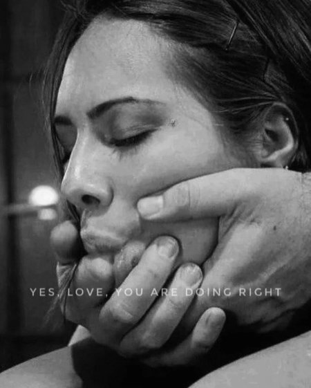 Мужские пальцы во рту