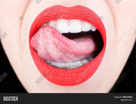 Женские губы с языком