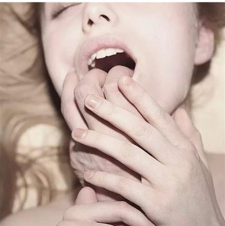 Палец во рту у девушки