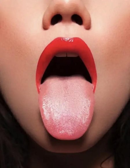 Девушка с высунутым языком