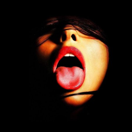 Девушка с высунутым языком