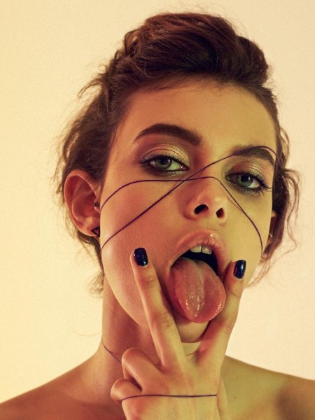 Девушка с шаром во рту