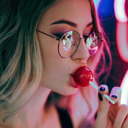 Девушка сосет леденец