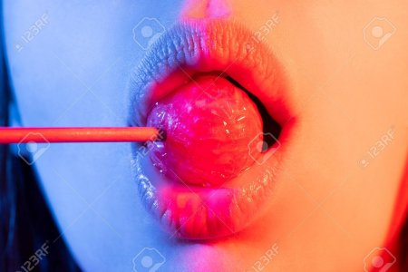 Губы с леденцом