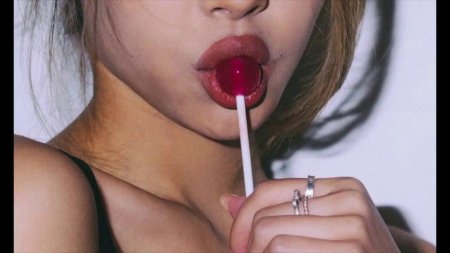 Девушка с чупа чупсом во рту