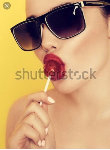 Девушка с леденцом