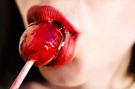 Девушка облизывает Чупа Чупс