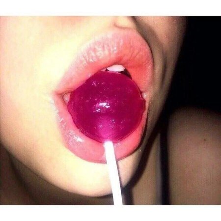 Губы девушки с Чупа чупсом
