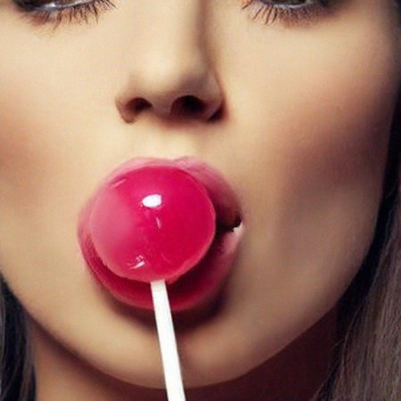 Девушка облизывает чупа чупс
