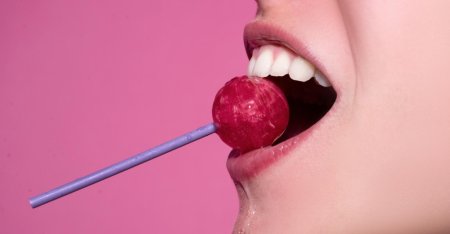 Девочка лижет Чупа Чупс