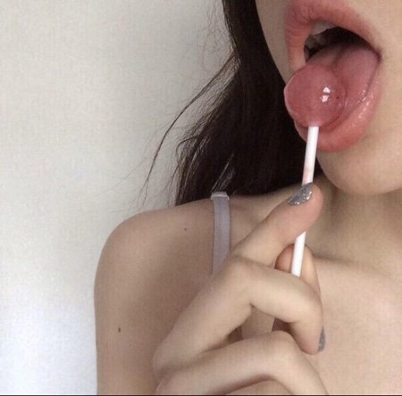 Девушка с Чупа чупсом во рту