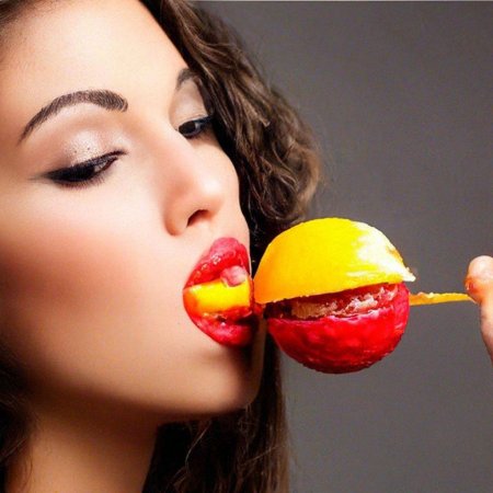 Девушка сосет леденец