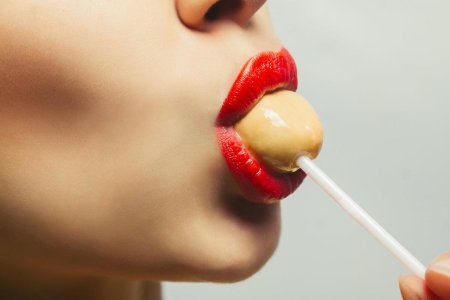 Чупа Чупс во рту