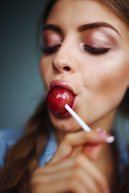 Девочка с чупачупсом во рту