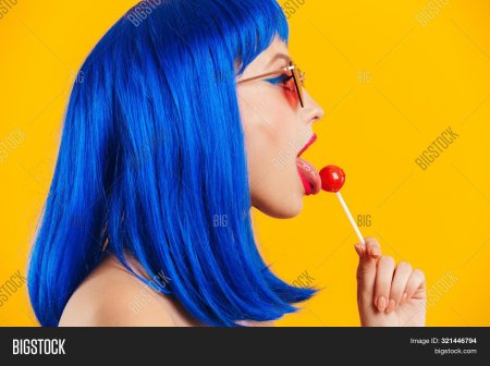 Девушка в очках с Чупа чупсом