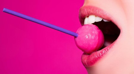 Девочка лижет чупа чупс