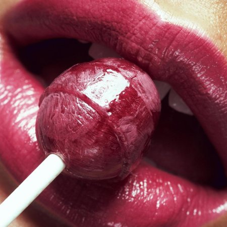 Женские губы с Чупа чупсом