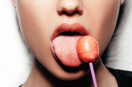 Облизывает Чупа Чупс