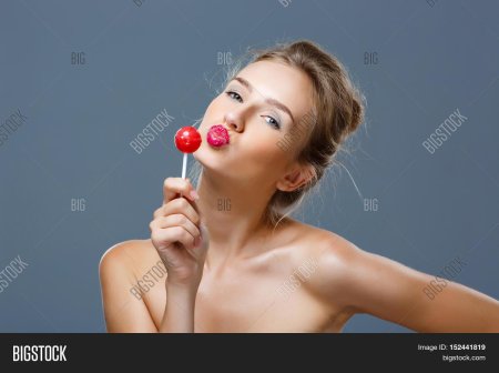 Женская рука с чупачупсом