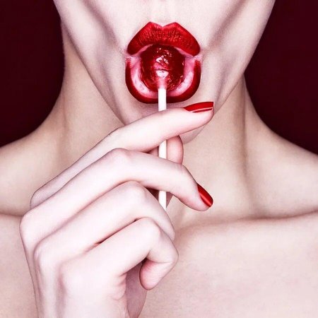 Девушка облизывает чупа чупс