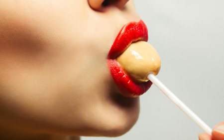 Чупа Чупс во рту