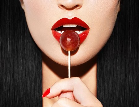 Девушка облизывает чупа чупс