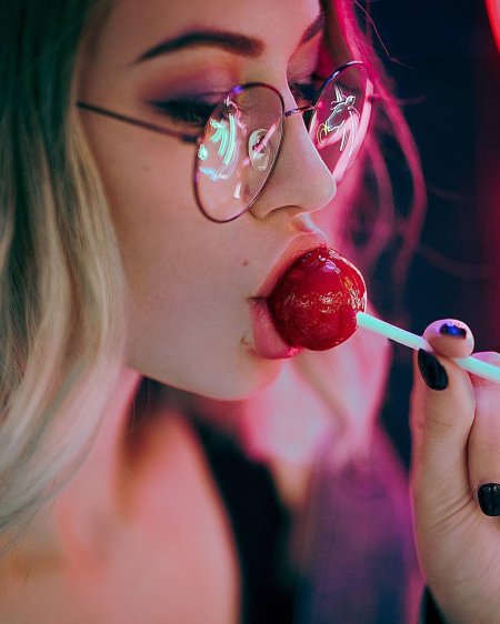 Адриана Чечик с Чупа чупсом